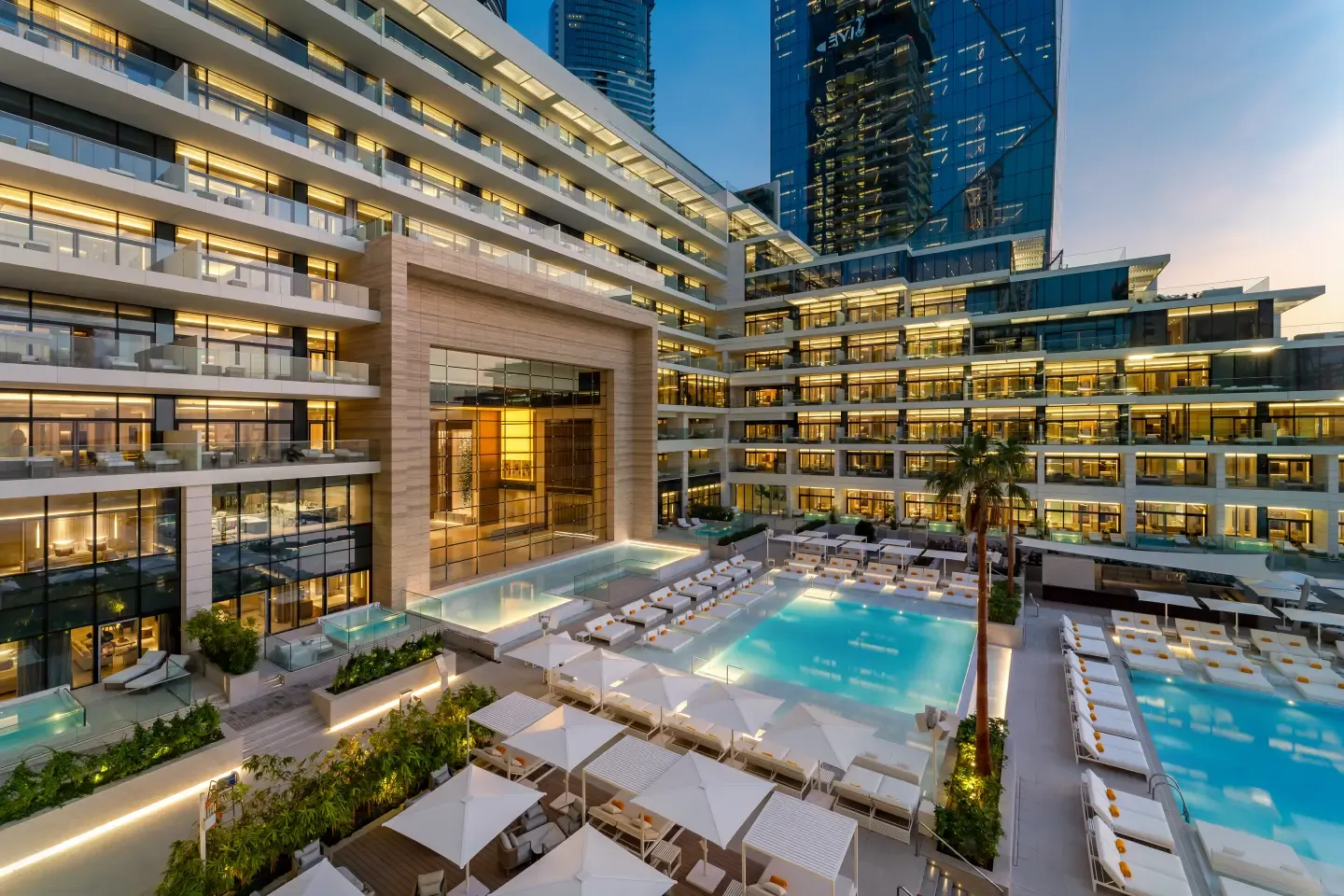נוף שקיעה עוצר נשימה של מלון FIVE Luxe JBR במרינת דובאי