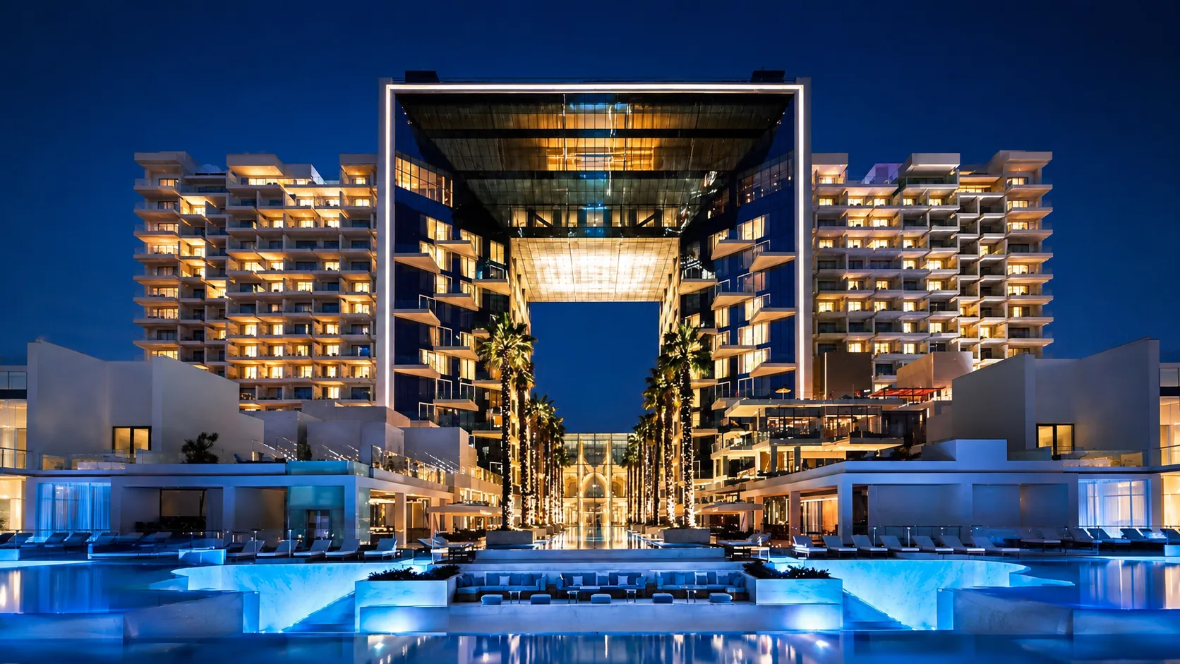 מלון FIVE Palm Jumeirah על החוף הפרטי בשקיעה